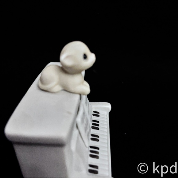 1984 Precious Moments figurine Lord Keep My Life in Tune plays “Amazing Grace” - Picture 8 of 9